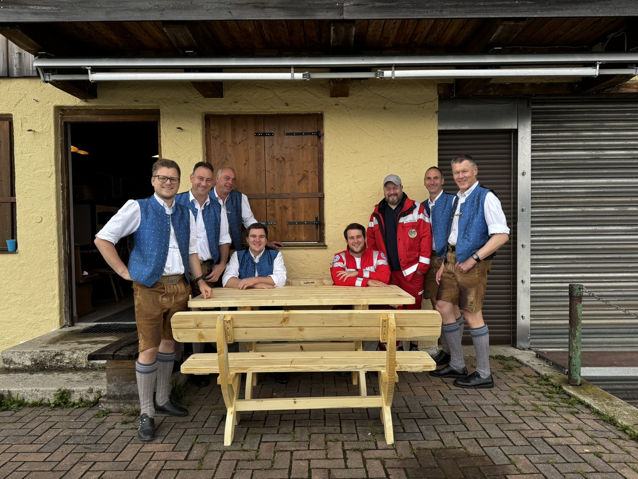 Neuer Tisch und Bänke für die Wachstation